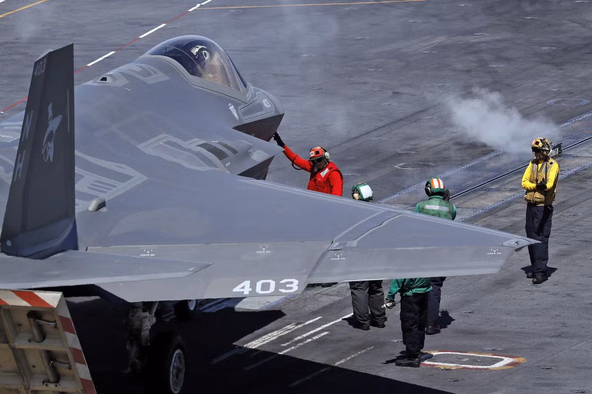 Ngay sau khi Mỹ phát đi thông báo trên, một loạt các quốc gia trên thế giới cũng tuyên bô đình chỉ bay tạm thời phi đội F-35 của mình. Trong số đó có cả Israel, quốc gia sở hữu số F-35 lớn thứ hai thế giới chỉ sau Mỹ với 12 chiếc thuộc biến thể F-35I dành riêng cho nước này. Nguồn ảnh: The Virginian-Pilot.