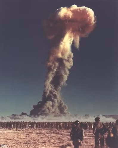 Cột khói dày đặc bốc lên trời sau vụ thử hạt nhân ở Nevada ngày 1/11/1951.