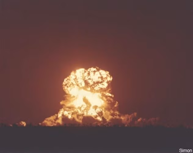 Những tầng khói dày đặc ở Bãi thử Nevada sau khi một quả bom hạt nhân có sức công phá 17 kiloton phát nổ ngày 18/8/1957.