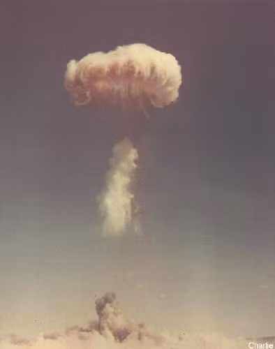 Những cột khói hình nấm bay lên sau một vụ thử hạt nhân ở Bãi thử Nevada ngày 20/10/1951.