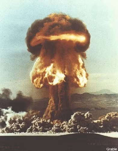 Bức ảnh ngày 25/5/1953 cho thấy hình ảnh một quả bom hạt nhân có sức công phá 15 kiloton phát nổ ở Bãi thử Nevada.