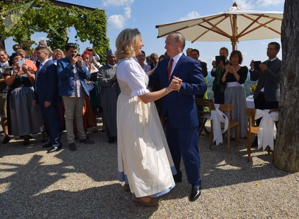 Tổng thống Nga Vladimir Putin khiêu vũ với Ngoại trưởng Áo Karin Kneissl tại đám cưới của bà với nhà tài chính Wolfgang Meilinger.