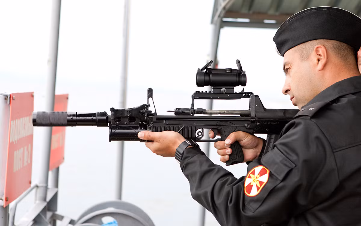 Giống nhiều mẫu súng khí độc đáo khác của Nga, ADS cũng do Cục thiết kế khí cụ Tula phát triển nhằm đáp ứng yêu cầu về một loại vũ khí có thể hoạt động dưới dành cho các đơn vị đặc nhiệm của Nga. Và nó phải khắc phục được các nhược điểm của một số mẫu súng bắn dưới nước hiện có là chỉ có thể bắn được dưới nước nhưng lại không hoạt động hiệu quả trên cạn. Nguồn ảnh: topwar.ru.