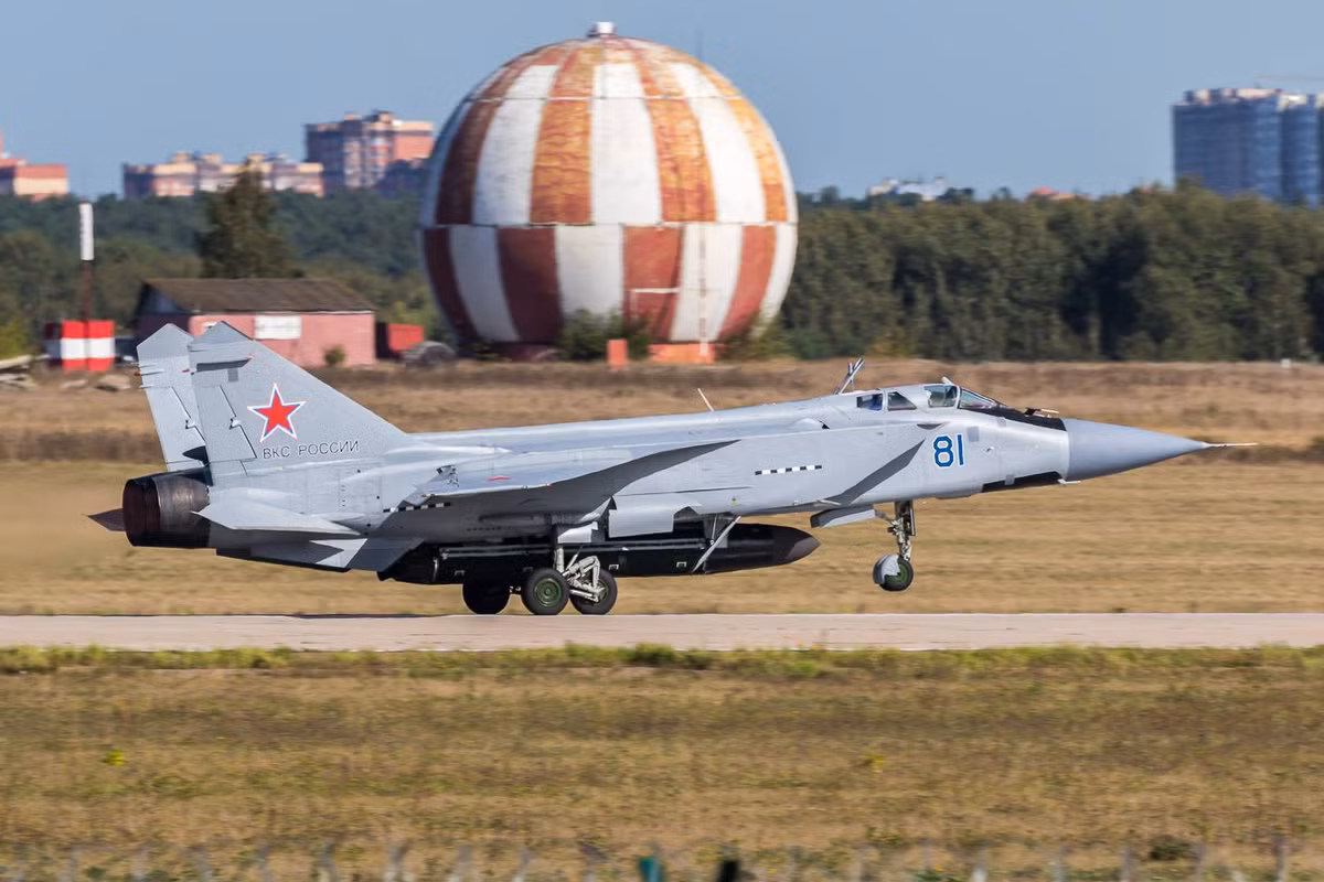 Theo đó quả tên lửa mà MiG-31 mang theo dưới thân xuất hiện vào cuối tuần trước có kích thước tương đương với mẫu tên lửa siêu thanh Kh-47M2 Kinzhal đang được dòng tiêm kích đánh chặn siêu thanh này thử nghiệm trong thời gian vừa qua. Tuy nhiên, theo nhiều chuyên gia phân tích quân sự nhận định quả tên lửa trên không phải là Kh-47M2 mà là 79M6 – dòng tên lửa diệt vệ tinh đáng sợ nhất từng được Liên Xô phát triển. Nguồn ảnh: bmpd.livejournal.