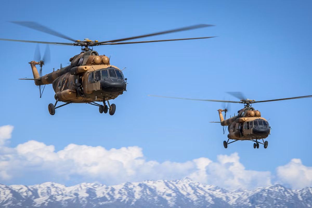 Cũng theo nguồn tin này, người đứng đầu hội đồng tỉnh Farah, Afghanistan và Phó tư lệnh Quân đoàn 207 của Quân đội Afghanistan nằm trong số những quan chức có mặt trên chuyến bay xấu số. Hiện vẫn chưa rõ khi gặp nạn chiếc trực thăng trên đang chở theo bao nhiêu người. Nguồn ảnh: Defense Post.