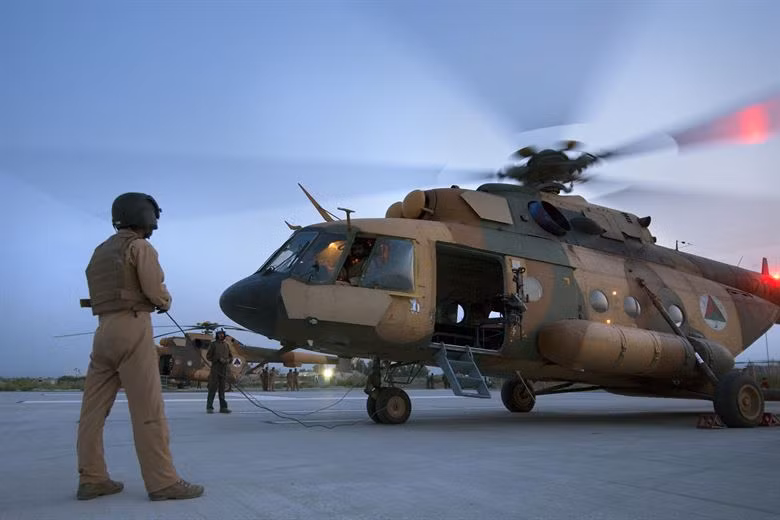 Tuy nhiên, sau một thời gian bỏ tiền mua Mi-17 cho Afghanistan, Lầu Năm Góc trước sức ép của Quốc hội Mỹ đã buộc phải hủy bỏ kế hoạch trang bị các dòng trực thăng Nga cho Không quân Afghanistan và thay vào đó là các mẫu trực thăng do Mỹ chế tạo. Đây cũng chính là nguyên nhân giải thích cho việc Afghanistan sở hữu song song cả Mi-17 và UH-60. Nguồn ảnh: afcent.af.mil