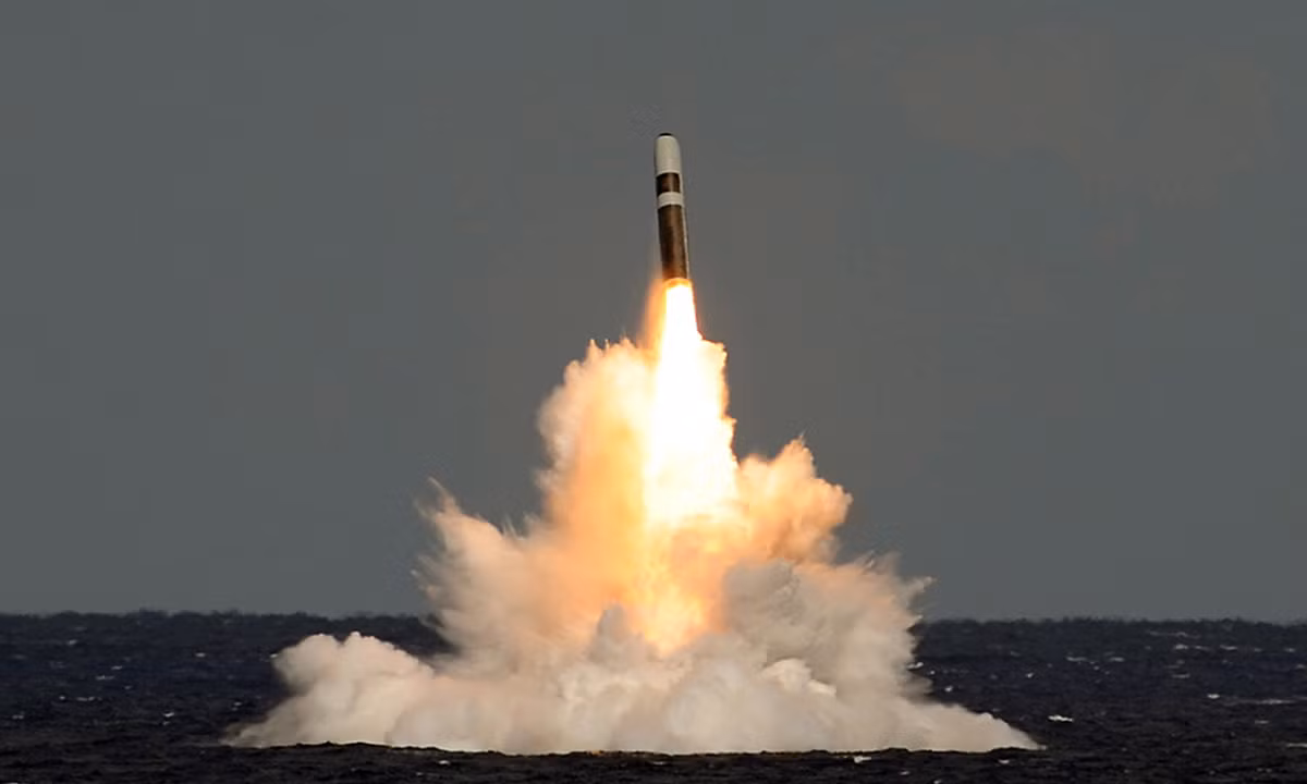 Tên lửa đạn đạo Trident II D5 SLBM với khả năng mang theo đa đầu đạn hạt nhân có thể được phóng từ tàu ngầm. Đây là những chiếc tên lửa với khả năng hủy diệt khủng khiếp có thể đưa loài người về thời đồ đá.