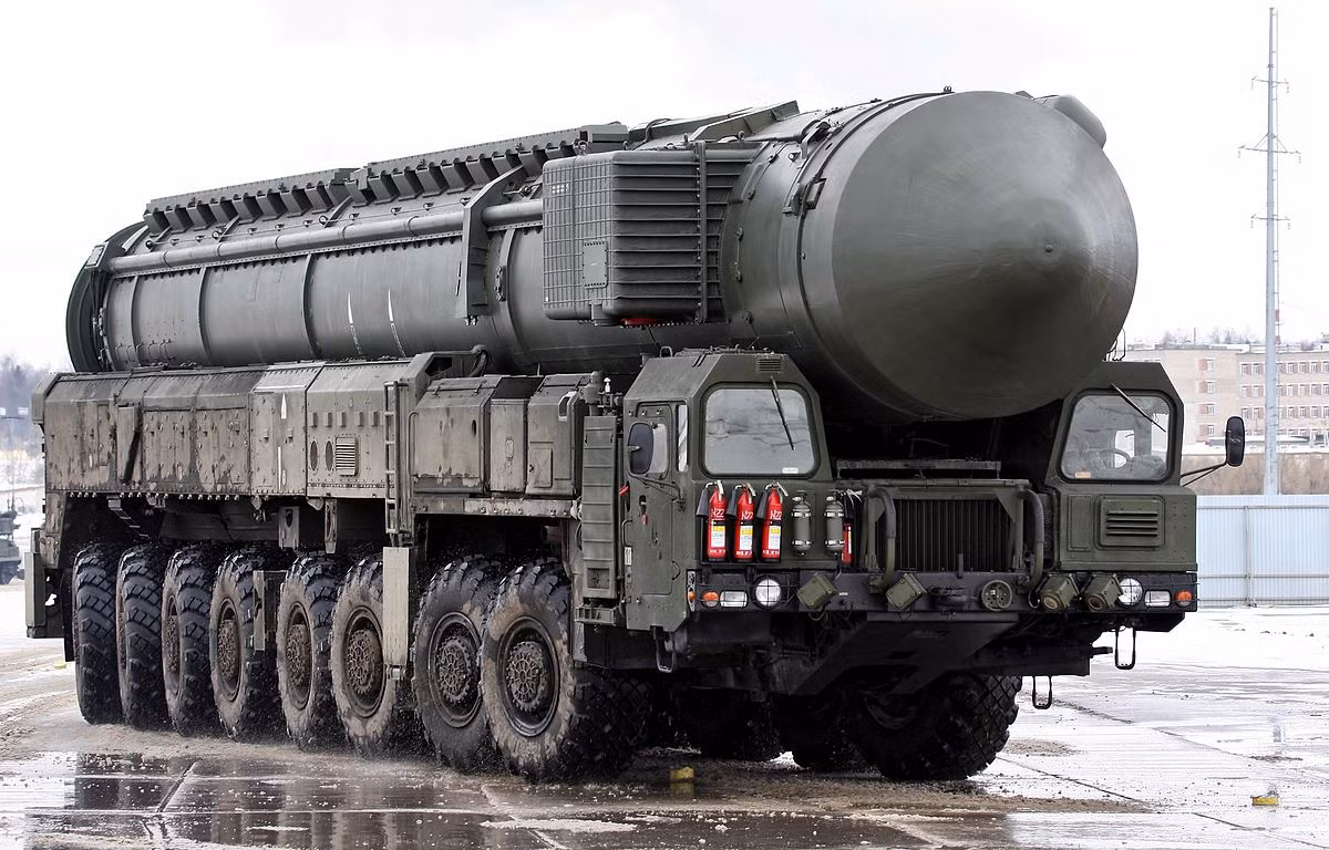 Ngay từ hình dáng bên ngoài, tên lửa đạn đạo liên lục địa RS-24 Yars "SS-29 Yars" đã cho thấy sức mạnh khủng khiếp của loại vũ khí do Nga chế tạo này.