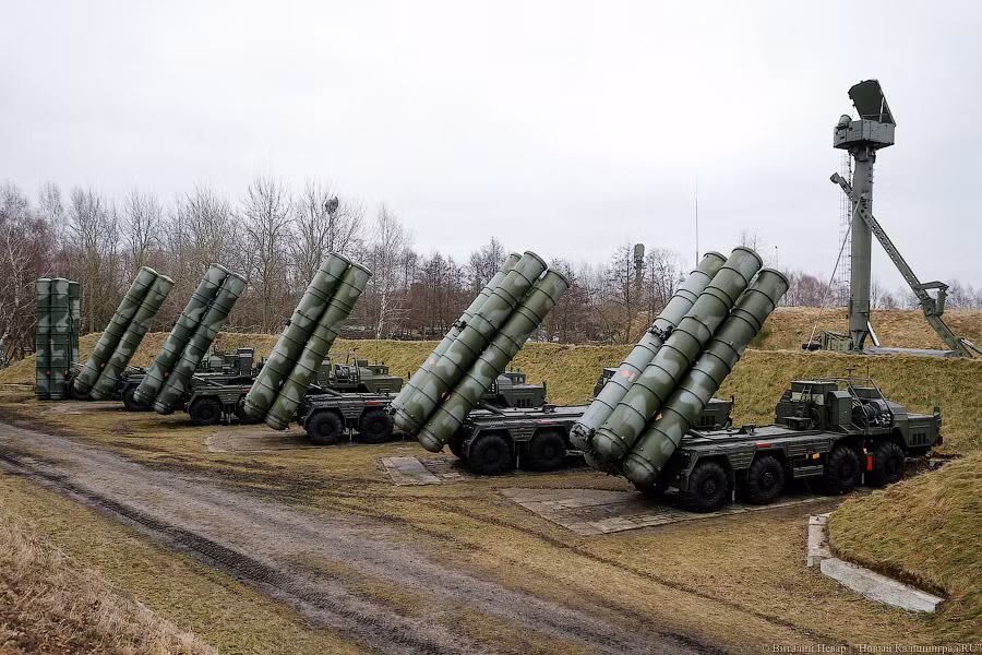Biên chế một tiểu đoàn tên lửa S-350E được công bố gồm: 1-2 đài radar 50N6A; một trạm chỉ huy 50K6A và 1-8 bệ phóng tên lửa tự hành 50P6. Tất cả các khí tài đều đặt trên khung gầm xe việt dã BAZ – khung gầm này cũng sử dụng cho các hệ thống S-400 hoặc S-300PMU2. Nguồn ảnh: Rusvesna.