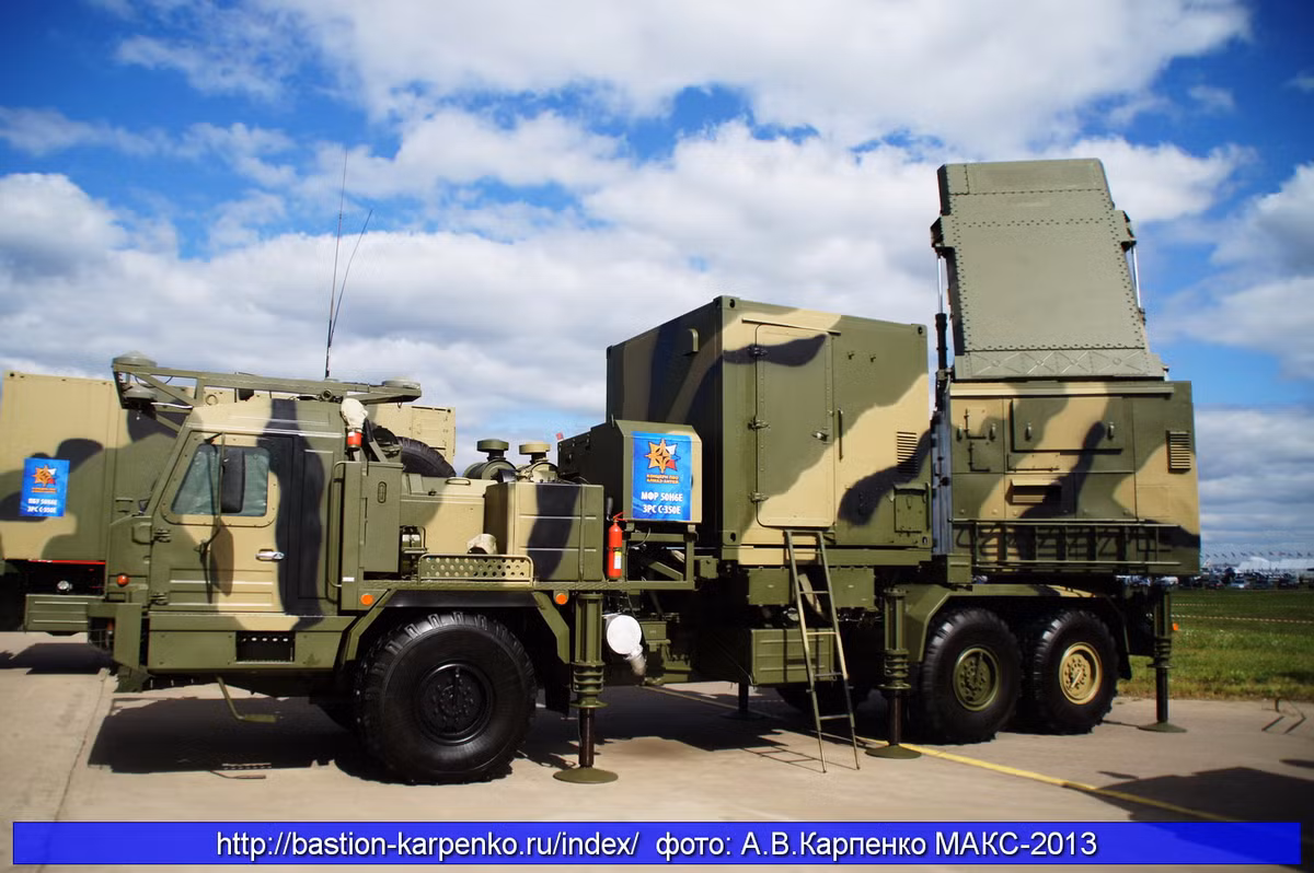 Tuy Bộ Quốc phòng Nga chưa từng xác nhận về sự hiện diện của S-350E Vityaz tại Syria nhưng điều hoàn toàn có thể xảy ra vì Quân đội nước này đang luân phiên thử nghiệm các hệ thống vũ khí phòng không khác nhau ở Syria trong một hệ thống phòng không tích hợp đa tầng, đa lớp. Nguồn ảnh: Bastion-Kapenko