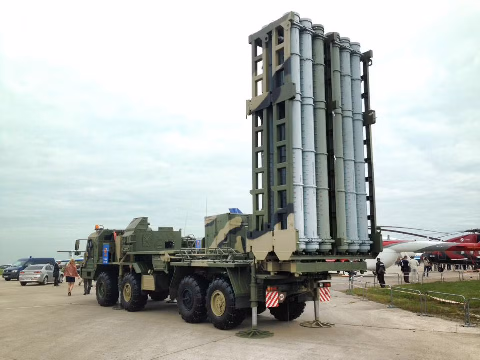 S-350E sẽ được trang bị 2 kiểu đạn tên lửa gồm: 9M96/9M96E(E2) có tầm bắn từ 12-120km, trang bị đầu tự dẫn radar chủ động hoặc bị động; 9M100 dùng đầu tự dẫn hồng ngoại, tầm bắn 10-15km có thể tiêu diệt được tên lửa hành trình, máy bay chiến thuật nhanh nhẹn... Nguồn ảnh: Rusvesna.