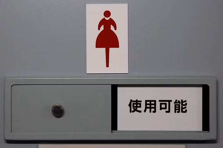 Biển báo ở toilet dành riêng cho nữ giới trên tàu Kaga. Kaga là tàu chiến thế hệ mới, được thiết kế cho nhiều nhóm thủy thủ đoàn khác nhau, có thêm nhiều toilet và phòng tắm so với tàu đời cũ.