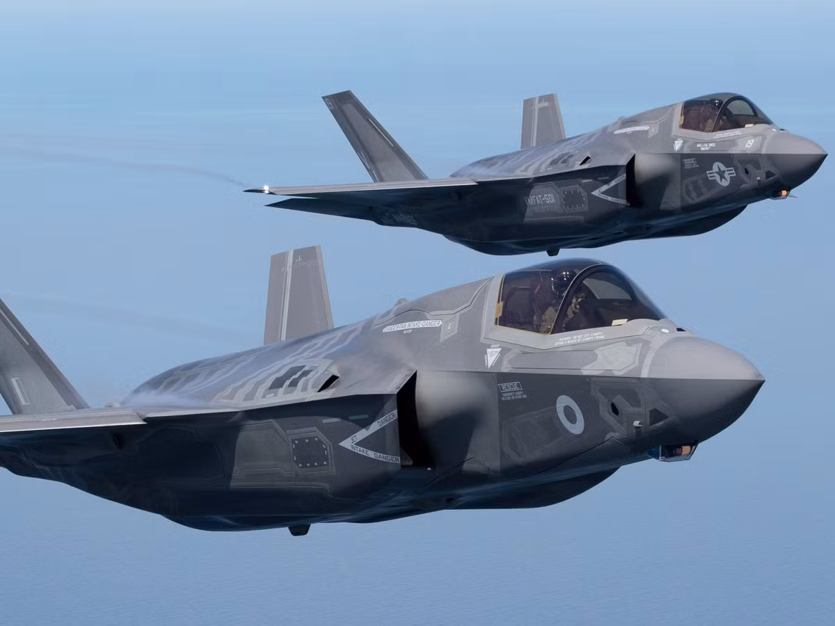 Chiến đấu cơ tàng hình siêu âm F-35 Lightning II. Đây là máy bay tiêm kích có người lái mới nhất do Mỹ phát triển. Phiên bản F-35B có khả năng hạ cánh thẳng đứng.