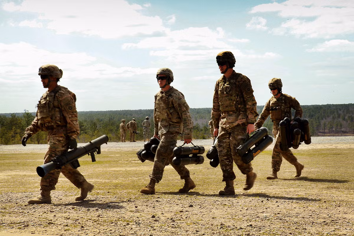 Trong điều kiện thử nghiệm, đầu đạn HEAT được phóng đi từ Carl-Gustaf M4 có khả năng xuyên tối đa 400mm thép đồng nhất. Khi sử dụng đầu đạn nổ lại (Tandem-charge), M4 có thể xuyên qua tới 500mm thép cán đồng nhất được đặt phía sau lớp giáp phản ứng nổ.