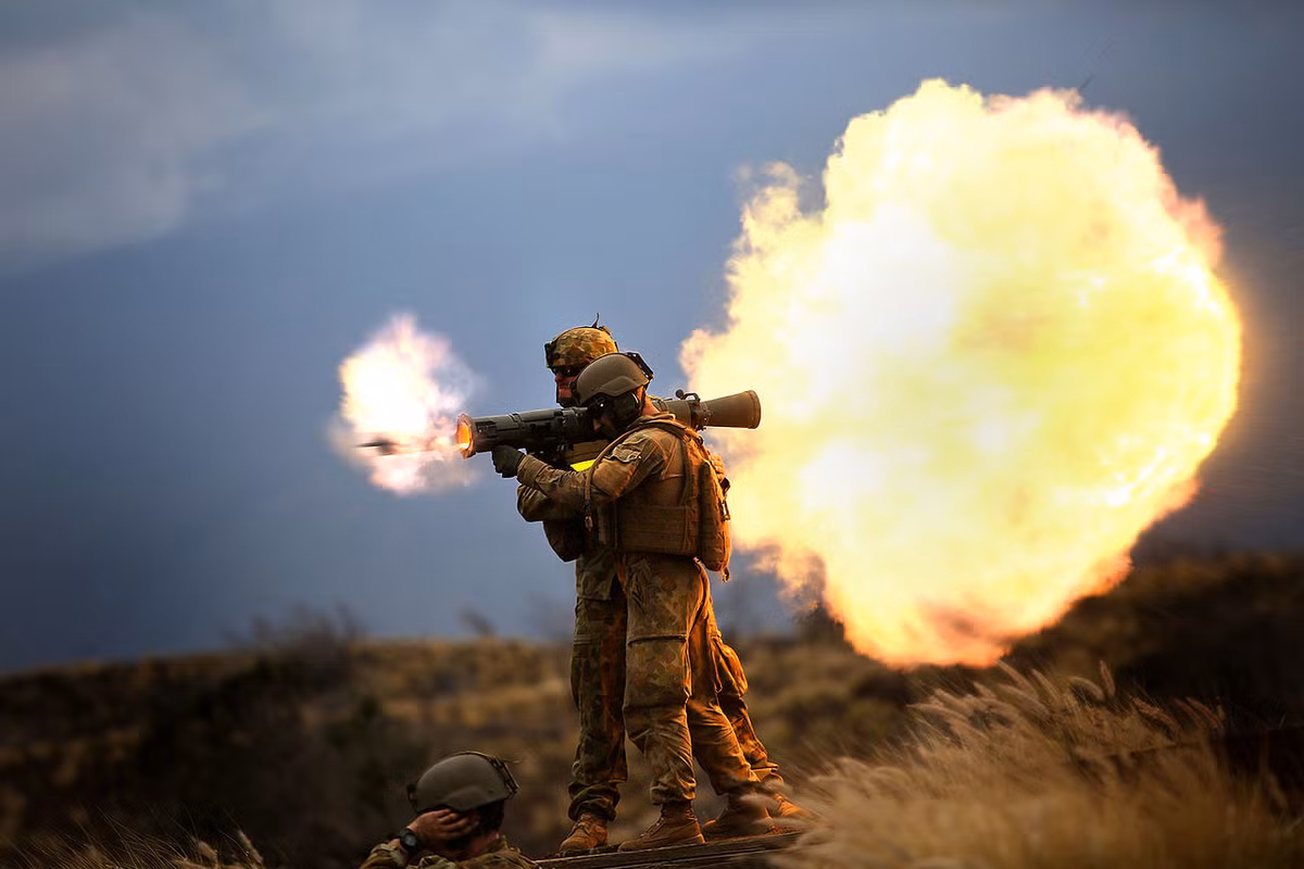 Tốc độ bắn tối đa của Carl-Gustaf M4 lên tới 6 viên mỗi phút. Tầm bắn hiệu quả đối với mục tiêu xe tăng tối đa 400 mét (tuỳ thuộc loại xe tăng). Trong khi đó tầm bắn hiệu quả với các mục tiêu bất động như công sự, nhà cửa, chiến hào,... có thể lên tới 1000 mét. Nguồn ảnh: Taticallife.