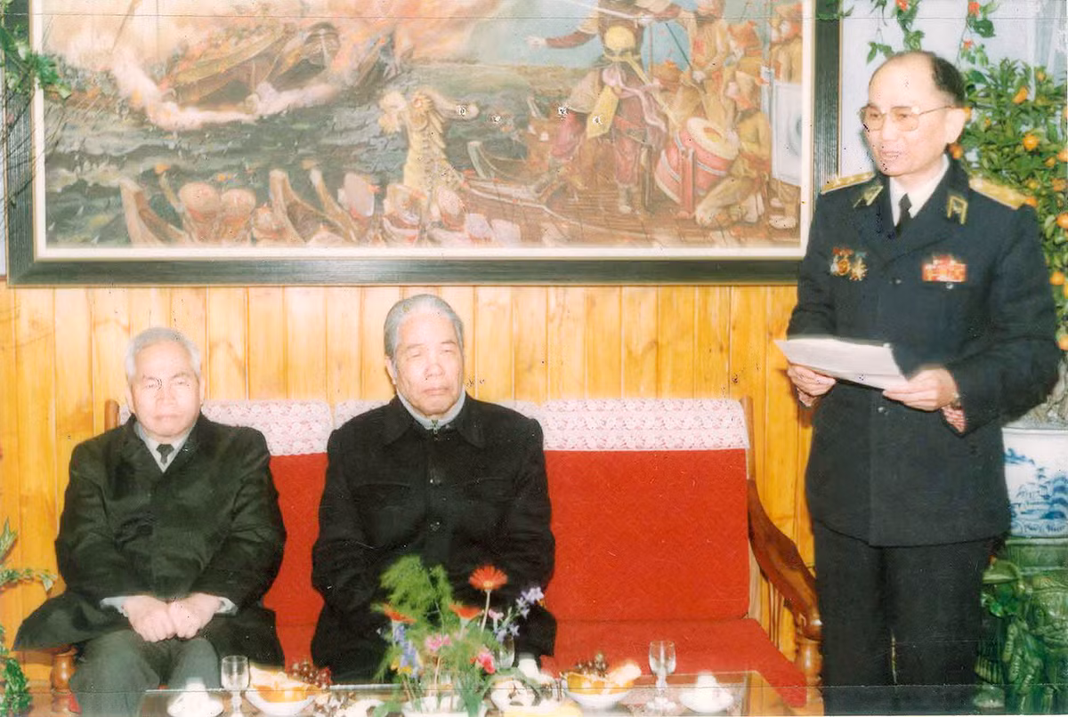 Phó Đô đốc Lê Văn Xuân, Phó Tư lệnh Chính trị Quân chủng Hải quân báo cáo tóm tắt việc thực hiện nhiệm vụ với đồng chí Đỗ Mười, Tổng Bí thư Ban chấp hành Trung ương Đảng và đồng chí Đào Duy Tùng Bí thư Ban chấp hành Trung ương Đảng, năm 1992