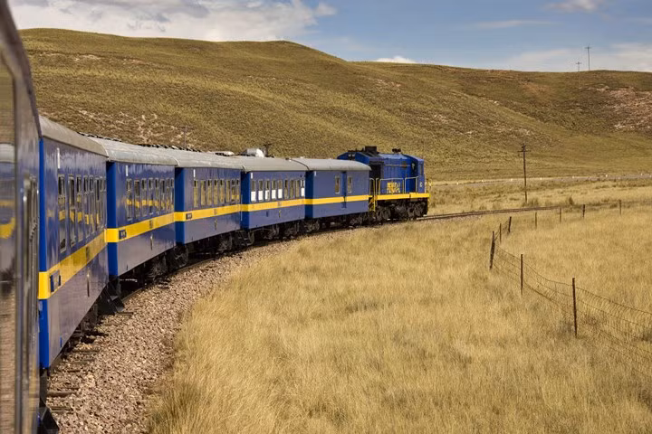 Một đoàn tàu của đường sắt Peru đi qua cao nguyên Altiplano trên đường qua dãy Andes tới Puno và Hồ Titicaca.
