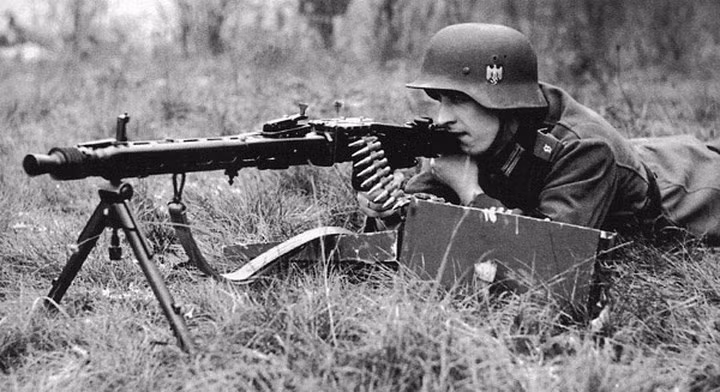 Được thiết kể bởi Đức Quốc xã, Maschinengewehr 42 hay MG 42 là một súng máy đa năng hạng nhẹ. MG 42 có tốc độ bắn trung bình cao đến khó tin, khoảng 1.200 - 1.500 phát/phút, gấp đôi tốc độ của súng máy Vickers và Browning. Vào thời điểm cuối của cuộc chiến tranh, khoảng 408.323 khẩu súng máy MG 42 đã được sản xuất.