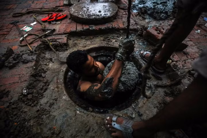 Đây là một trong những công việc nguy hiểm nhất ở Ấn Độ. Theo số liệu thống kê của chính phủ gần đây, cứ 5 ngày lại có một người trong số các công nhân dọn ống thải thiệt mạng kể từ đầu năm 2017.
