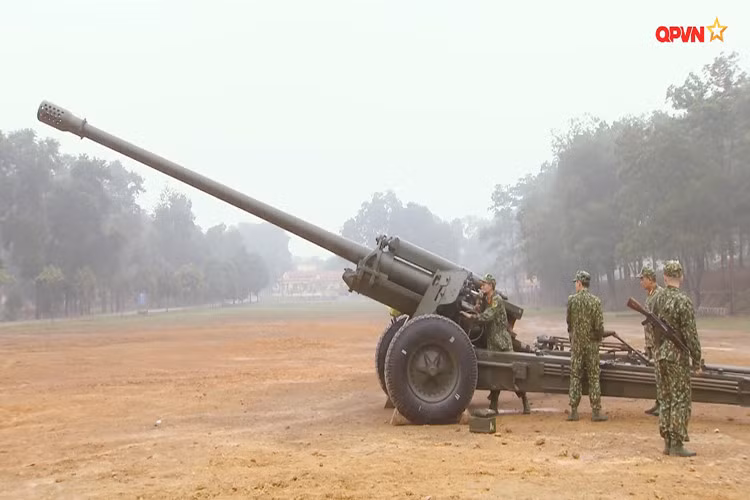 Tầm bắn tối đa của pháo M46 là 27km còn sử dụng đạn pháo tăng tầm thì tầm bắn có thể lên tới 38km. Hoặc nếu dùng để bắn trực tiếp xe tăng thì tầm bắn là 1,14km ngắm bắn qua nòng pháo. Bên cạnh chức năng chính là bắn gián tiếp (bắn cầu vồng), M46 cũng có thể bắn trực tiếp thậm chí là trong ban đêm với kính ngắm đêm chuyên dụng. Nguồn ảnh: QPVN.