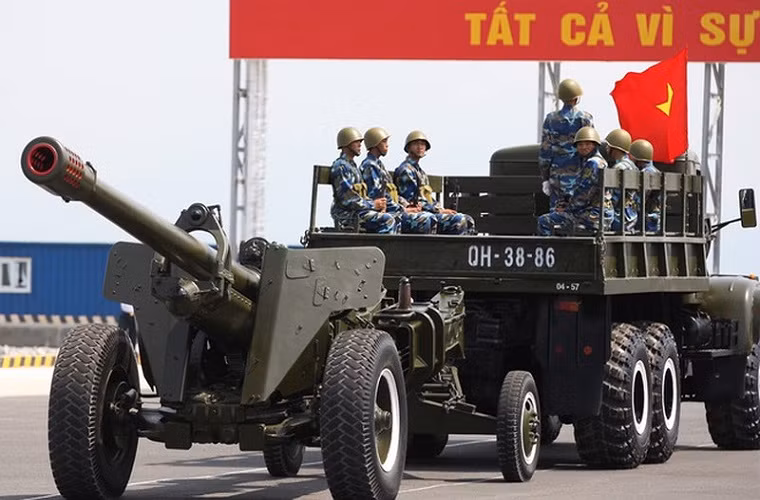 Do có trọng lượng lên tới 7.7 tấn, pháo kéo M46 chỉ có thể được triển khai với sự hỗ trợ của các phương tiện cơ giới, tuy nhiên đây cũng là một lợi thế khi toàn bộ thân pháo được đặt trên khung thân kéo với hai bánh su cỡ lớn phía trước và một giá kéo nhỏ phía sau (xe trước) cho phép khẩu pháo này di chuyển dễ dàng trên nhiều loại địa hình khác nhau.