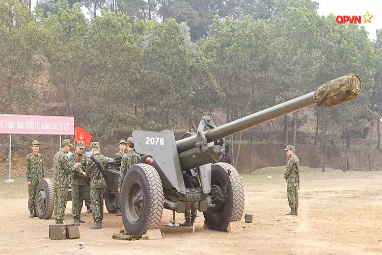 Quay lại với pháo kéo M46 nó có trọng lượng lên tới 7,7 tấn, dài 11,73m, rộng 2,45m. Thiết kế khung thân pháo có hai càng dài, khi triển khai, pháo thủ sẽ đóng một phần của hai càng xuống đất để cố định vị trí, chống xô đẩy do lực giật khi khai hỏa. Nguồn ảnh: QPVN.