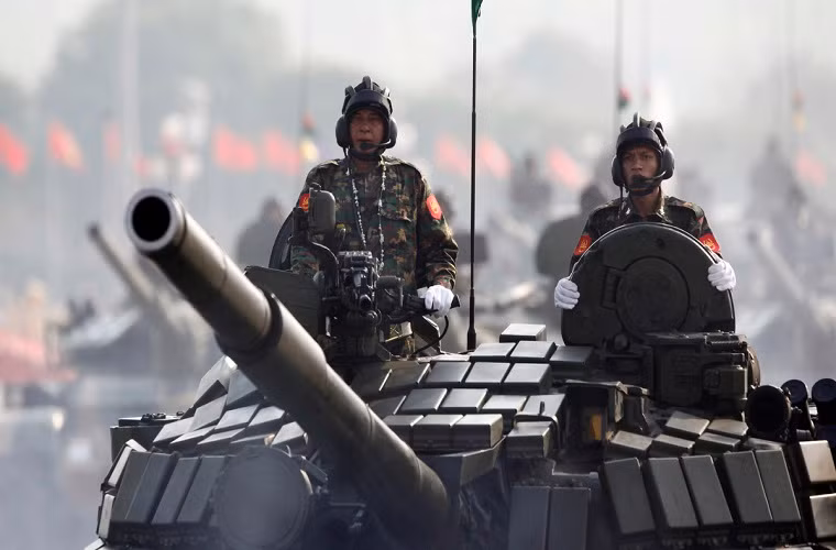 Ngoài các loại đạn pháo 125mm thông thường, T-72S của Myanmar cũng có thể triển khai tên lửa chống tăng qua nòng pháo chính với tên lửa 9M119 Svir có tầm bắn từ 100-4000 mét. Tuy nhiên, với mẫu tên lửa này khi khai hỏa T-72S bắt buộc phải dừng lại. Nguồn ảnh: MMilitary.