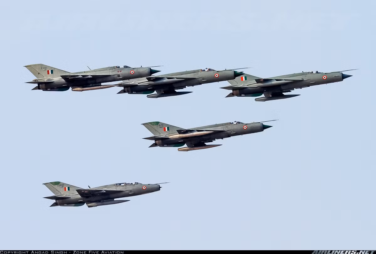 Biến thể tiêm kích MiG-21bis có thể được coi là biến thể hiện đại hóa thành công nhất của gia đình MiG-21, khi nó có thể hoạt động gần như một tiêm kích đa năng và tấn công mặt đất. Nguồn ảnh: Airliners
