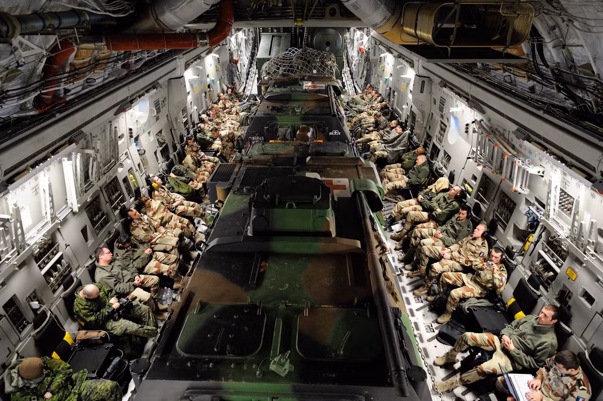 Khoang hàng của C-17 có chiều dài 27m, rộng 5,5m và cao 3,76m cho phép không vận cả các loại xe tăng, xe bọc thép, xe tải và đương nhiên là hàng hóa cùng binh sĩ. Tải trọng tổng thể của C-17 lên tới 77,5 tấn. Nguồn ảnh: Wikipedia.