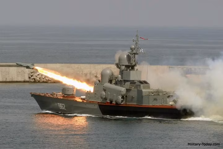 Ngoài ra nó còn một khoang nhiên liệu rắn để sử dụng trong quá trình tăng tốc. Ảnh: Military-Today.