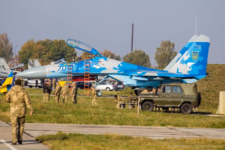 Được biết, Su-27 là một trong những dòng chiến đấu cơ chủ lực của không quân Ukraine với số lượng được biên chế trongg quá khứ (trước năm 2013) lên đến 70 chiếc với nhiều biến thể khác nhau, tuy nhiên ở thời điểm hiện tại con số này chỉ còn trên dưới 18 chiếc và hoạt động khá hạn chế. Nguồn ảnh: Dylan Malyasov.
