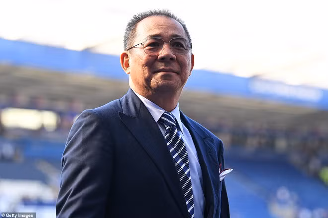 Ông Vichai Srivaddhanaprabha sinh năm 1958, là tỷ phú người Thái Lan gốc Hoa. Ông là Chủ tịch kiêm CEO của King Power, một tập đoàn sở hữu hệ thống cửa hàng miễn thuế lớn tại sân bay Suvarnabhmi và Don Muang nơi quê nhà. Bên cạnh đó, King Power còn sở hữu 3 trung tâm mua sắm hàng đầu tại Bangkok. Giữa năm 2016, tờ Forbes ước tính khối tài sản ông Vichai đang nắm giữ đạt 3,2 tỷ USD, là người giàu thứ 5 tại Thái Lan và gần chạm mức top 600 thế giới. Ảnh: Getty.