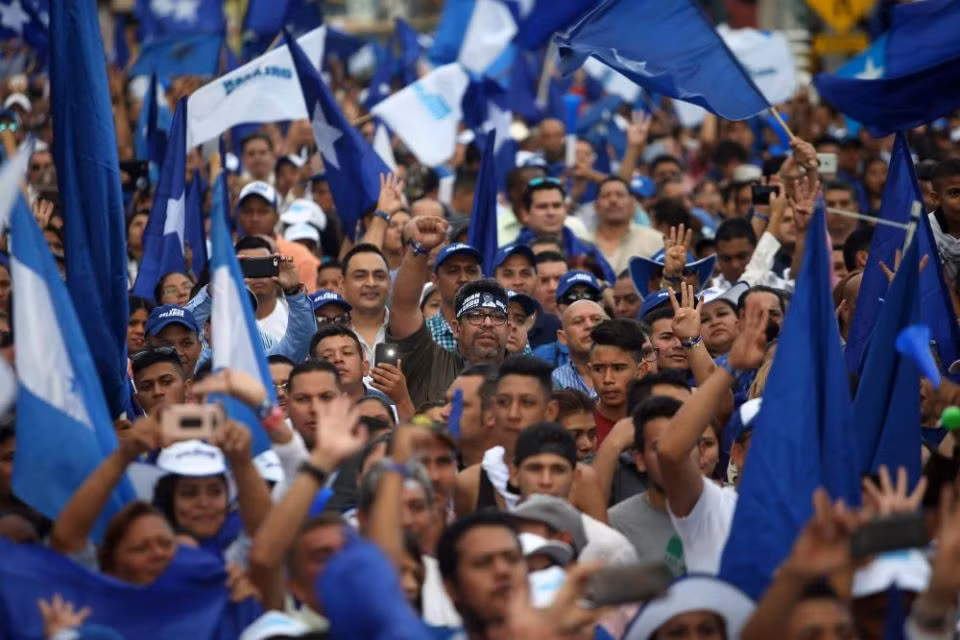 Không chỉ nắm trọn nền kinh tế, người Mỹ còn thao túng luôn cả chính trường Honduras khi hậu thuẫn cho các chính quyền quân sự tồn tại ở quốc gia Trung Mỹ này trong suốt nhiều thập kỷ, và bất cứ chính quyền dân sự nào xuất hiện ở Honduras đều nhanh chóng bị xóa bỏ bằng các cuộc đảo chính quân sự được người Mỹ hỗ trợ.