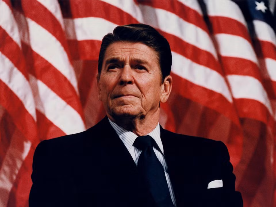 Và theo thời gian chính phủ các nước Trung Mỹ trong đó có cả Honduras dần phụ thuộc hoàn toàn vào Washington về mặt kinh tế. Thậm chí trong nhiệm kỳ của Tổng thống Mỹ Ronald Reagan trong những năm 1980, chính sách quân sự và chính trị của Mỹ ảnh hưởng đến Honduras lớn đến mức, truyền thông quốc tế còn đặt cả biệt danh cho quốc gia Trung Mỹ này là "USS Honduras" hay Cộng hòa Lầu Năm Góc.