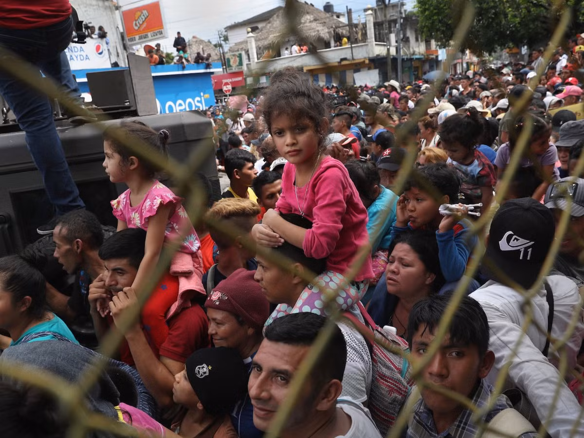 Người dân Honduras trốn khỏi nghèo đói và bạo lực chiếm số lượng lớn trong "đoàn caravan" người di cư ước tính từ 7.000-8.000 người đang di chuyển qua Mexico với hy vọng đặt chân đến nước Mỹ, nơi mà cho là “thiên đường” của người nhập cư. Vậy câu hỏi ở đây là tại sao hàng ngàn người di cư Honduras hay người dân nhiều nước Nam Mỹ khác lại từ bỏ quê hương của mình vượt qua hàng km với đầy nguy hiểm đến Mỹ?