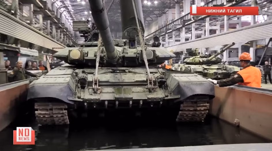 Quay lại với thử nghiệm kín nước của T-90, chiếc xe tăng phải ở trong hồ chứa với độ sâu tiêu chuẩn 5 mét và phải ở dưới nước trong vòng 20 phút, trong khoảng thời gian này lượng nước lọt vào xe tăng không được vợt quá 100 lít. Trong trường hợp hơn thất bại, chiếc T-90 lỗi sẽ được gửi về lại dây chuyền để kiểm tra. Nguồn ảnh: ND News.