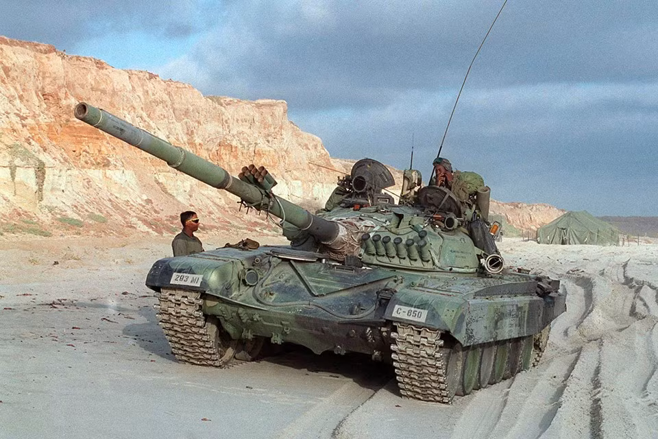 Theo đó trong cuộc tập trận đổ bộ mang tên Kernel Blitz 97 diễn ra vào năm 1997 tại miền Nam bang California, các đơn vị Thủy quân Lục chiến Mỹ đã tham gia tập trận với dàn vũ khí khá đặc biệt có nguồn gốc từ Liên Xô, từ xe tăng chiến đấu chủ lực cho đến xe trinh sát bọc thép. Trong ảnh là xe tăng M84 của Thủy quân Lục chiến Mỹ, một biến thể nội địa của dòng xe tăng T-72 Liên Xô do Nam Tư chế tạo. Nguồn ảnh: S21K.co