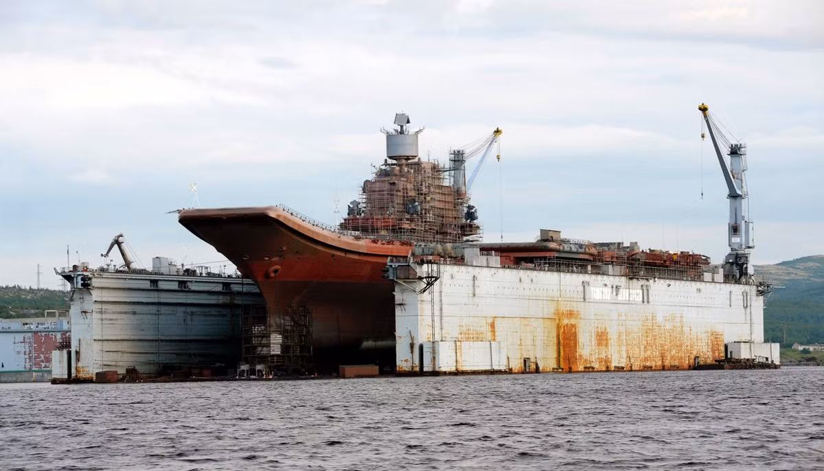 Một số chuyên gia cho rằng, Hải quân Nga đã may mắn khi tàu sân bay Đô đốc Kuznetsov mới lên dock nổi PD-50 một thời gian ngắn (vào giữa tháng 9/2018) nên các kỹ sư đảm trách công tác sửa chữa, nâng cấp chưa kịp "động chạm" nhiều, do vậy khi đốc nổi bị chìm, may mắn là nó không bị vào nước. Nguồn ảnh: meduza.io.