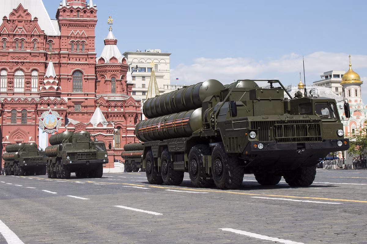 Như đã thông tin trước đó, hệ thống tên lửa S-300PM mà Nga cung cấp cho Syria chính là lấy từ một trung đoàn phòng không của Quân đội Nga, do đơn vị đã chuyển qua sử dụng tổ hợp S-400 cao cấp hơn.