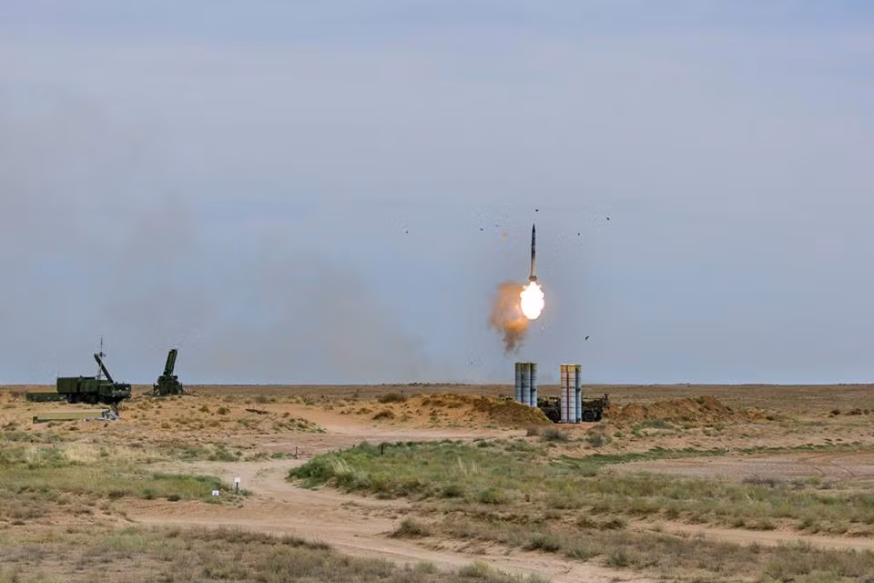 Ngày 2/10 vừa qua Bộ trưởng Quốc phòng Nga Sergei Shoigu thông báo với Tổng thống Nga Vladimir Putin, Quân đội Nga đã hoàn tất chuyển giao những hệ thống S-300 đầu tiên tới Syria. Quá trình đào tạo, triển khai sử dụng sẽ diễn ra trong khoảng 2 tháng trước khi lực lượng Syria có thể điều khiển được các hệ thống này. Nguồn ảnh: Bộ Quốc phòng Nga. 