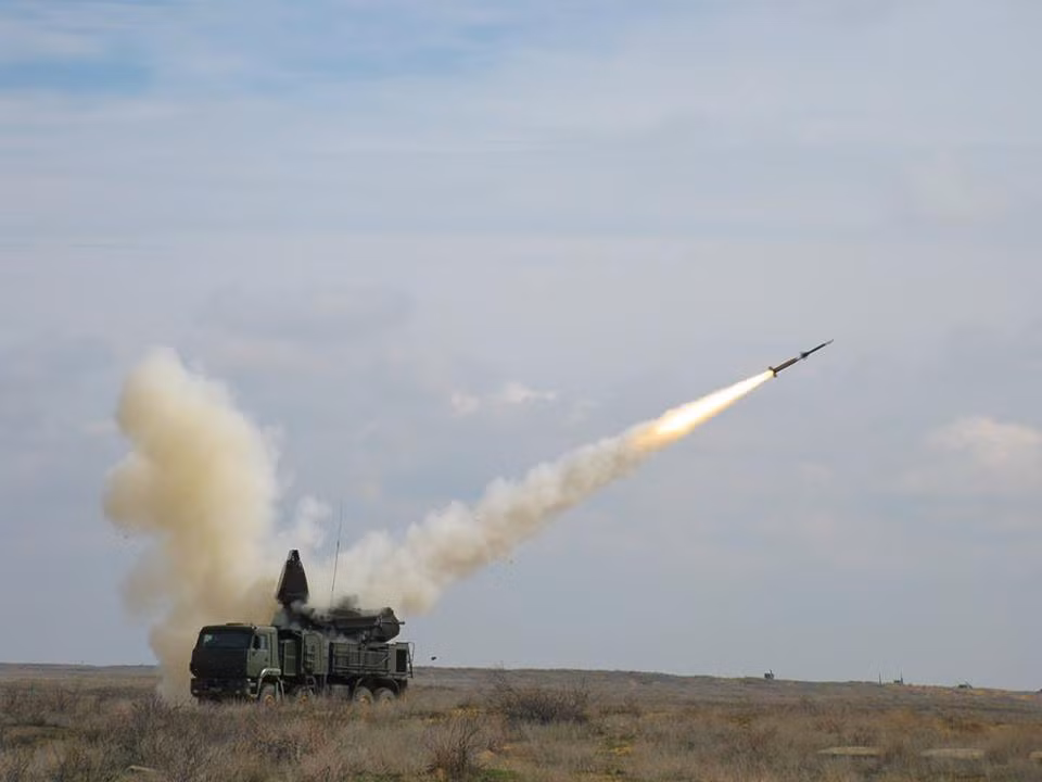 Thỏa thuận cung cấp các hệ thống phòng không S-300 của Nga cho Syria đã được ký từ năm 2010 nhưng sau đó đã bị đóng băng do cam kết giữa Nga và Israel. Sau sự cố máy bay trinh sát Il-20 Nga bị phòng không Syria bắn nhầm trên bầu trời Địa Trung Hải, Nga đã lập tức quyết định cung cấp các hệ thống S-300 cho Syria để nâng cấp khả năng phòng thủ không phận của nước này. Nguồn ảnh: Bộ Quốc phòng Nga. 