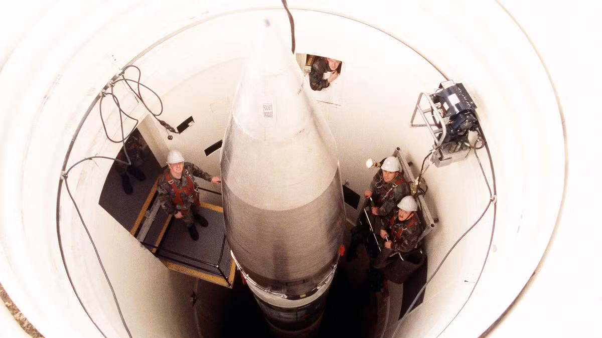 Giáo sư Sergey Sudakov của Viện Hàn lâm Khoa học quân sự nói với Đài Sputnik rằng: "Sau buổi trình bày về vũ khí chiến lược hiện đại vừa qua, rõ ràng là Mỹ đang tụt lại phía sau so với Nga. Ngay lập tức Washington phân bổ ngân sách đáng kể, hy vọng ít nhất lặp lại sự phát triển của chúng ta.