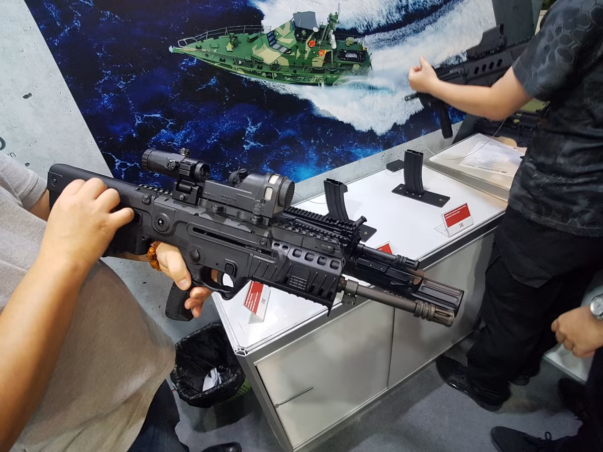 Theo đó hiện tại Việt Nam đang là một trong nhiều quốc gia sử dụng dòng súng trường tấn công dạng bullpup (thiết kế súng có hộp tiếp đạn phía sau cò và tay cầm) IWI Tavor – TAR-21 của IWI. Ở thời điểm hiện tại TAR-21 mới chỉ được biên chế cho các đơn vị đặc công, hải quân đánh bộ của quân đội ta.