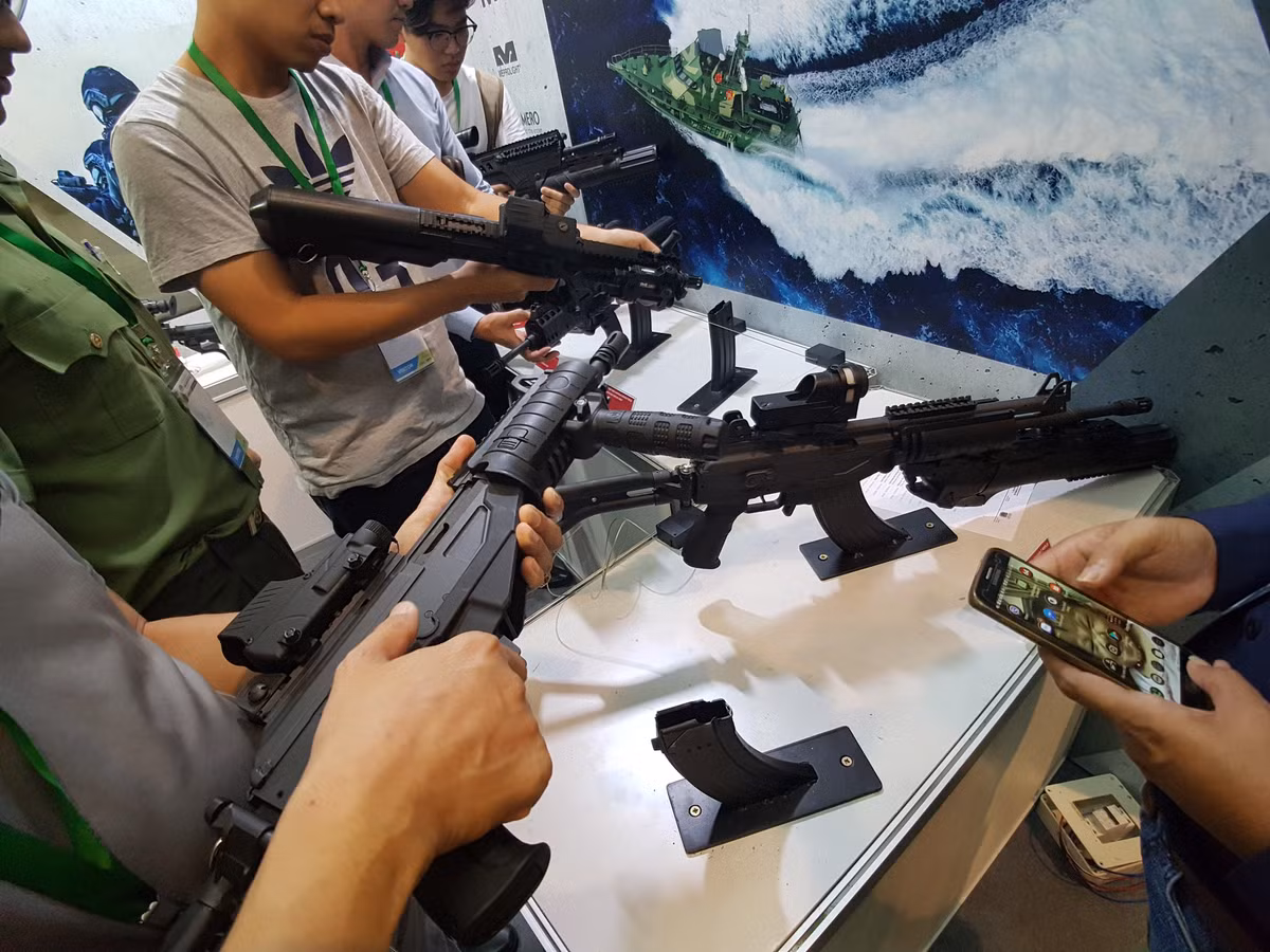 Tham dự HSE 2018 lần này phía Tập đoàn SK cũng khá ưu ái khi cho khách tham quan trải nghiệm tận tay bộ đôi súng IWI ACE với cả hai biến thể ACE 31 và ACE 32. Trong đó riêng với biến thể ACE 32 được gắn thêm cả súng phóng lựu 40mm.