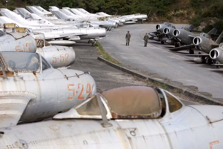 Một vài binh sỹ của Không quân Albania đang đi bộ giữa hàng chục chiếc máy bay chiến đấu MiG ở căn cứ Không quân Kucova ngày 3/10/2018.