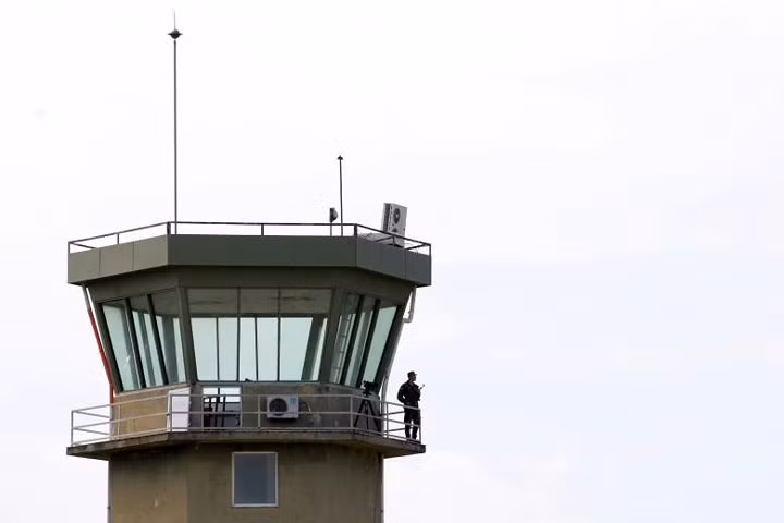 “Một căn cứ không quân NATO tại đây sẽ thúc đẩy năng lực phòng vệ của Albania, và các nhà đầu tư nước ngoài sẽ có nhiều niềm tin hơn ở Albania”, Tư lệnh không quân đã nghỉ hưu Klement Alikaj cho biết. Ảnh: Một binh sỹ Almabia đứng trên tháp kiểm soát không lưu.