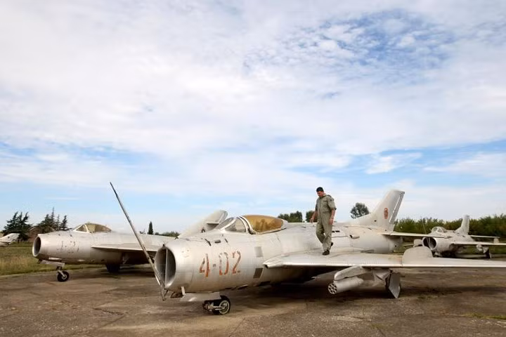 Một binh sỹ của Không quân Albania đứng trên cánh chiếc máy bay MiG-19.