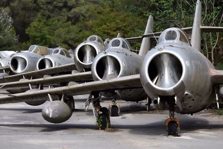 Dàn MiG-15 đã rỉ sét, "xếp hàng" chờ được xử lý.