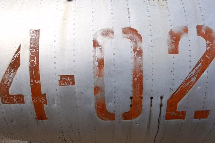 Tên của các binh sỹ được khắc trên thân của một chiếc MiG-17 ở Kucova.