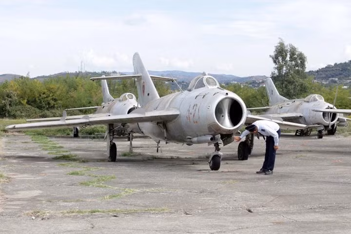 “Kucova sẽ trở thành căn cứ đầu tiên của NATO ở Tây Balkan”, Bộ trưởng Quốc phòng Olta Xhacka nói. NATO sẽ chi 50 triệu euro (58 tỷ USD) trong giai đoạn đầu để biến Kucova thành căn cứ hỗ trợ cho việc cung câp, hậu cần, huấn luyện và diễn tập. Ảnh: Một binh sỹ Không quân Albania đang kiểm tra chiếc Mig-17.